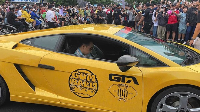 Binz xuất hiện cùng siêu xe Lamborghini ở Gumball 3000