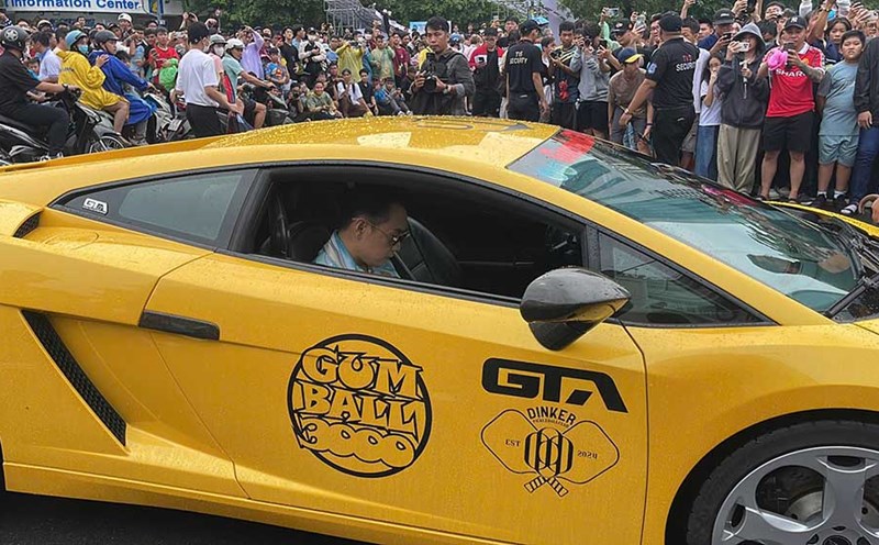 Rapper Binz xuất hiện tại Gumball 3000 trên siêu xe Lamborghini Gallardo. Ảnh: Thanh Vũ