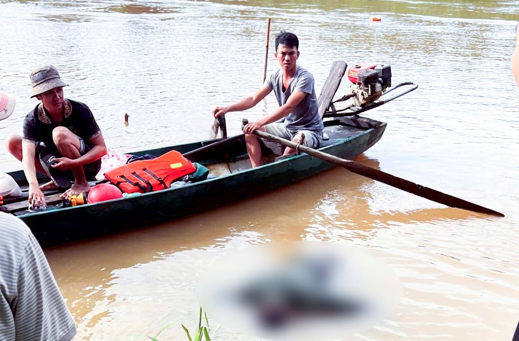Thi thể nạn nhân mất tích trong vụ lật xuồng trên sông Đồng Nai. Ảnh: Hoài Thanh