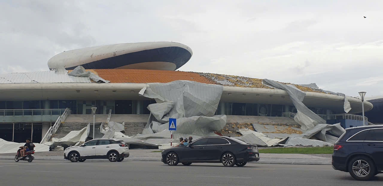 Cung Quy hoạch, hội chợ và triển lãm tỉnh Quảng Ninh bị bão số 3 tàn phá nghiêm trọng. Ảnh: Nguyễn Hùng