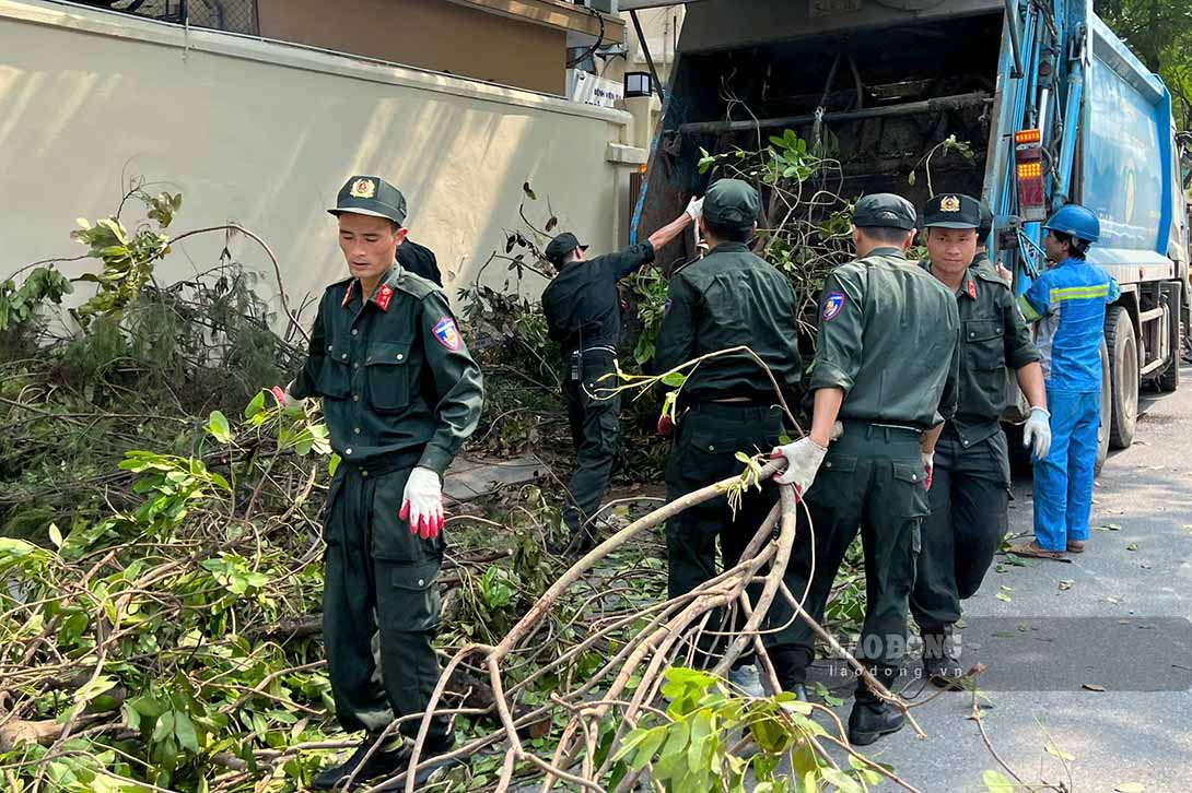 Theo ghi nhan cua Lao Dong, sang 15.9, tren cac tuyen duong pho, nhieu luoc luong bao gom Cong an, Canh sat co dong, cong nhan moi truong, dan phong, dan quan tu ve va cac doi nhom sinh vien tinh nguyen tai cac truong Dai hoc tren dia ban Thu do da lam viec tich cuc voi muc tieu giai toa duong cho nguoi dan Ha Noi di lai an toan, duong pho sach se truoc ngay 20.9.