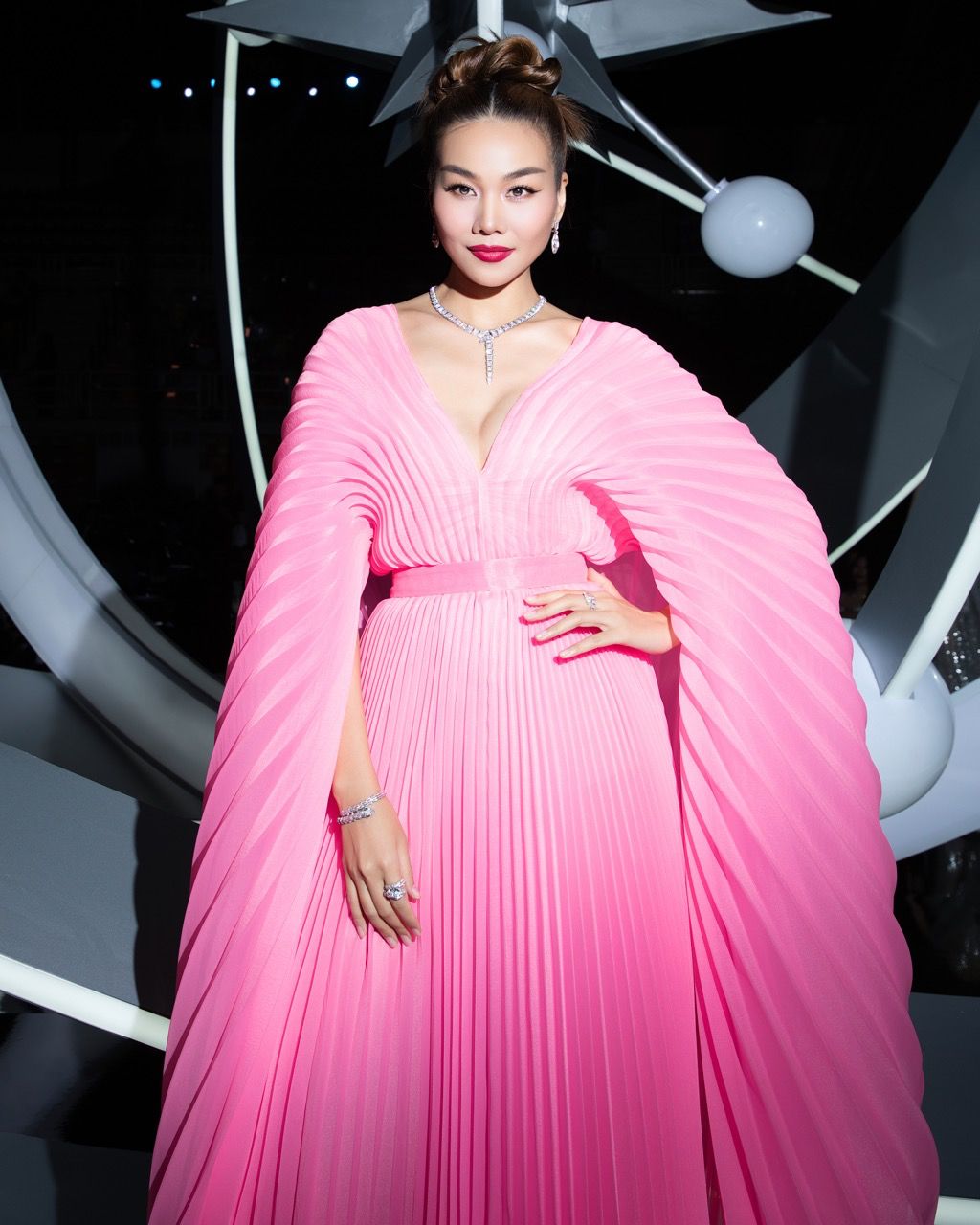   Ket thuc hanh trinh 2 thang lam giam khao Miss Universe Vietnam 2024, Thanh Hang boc bach: “Vai tro giam khao trong rat ‘ngau’ nhung cung day ap luc vi so phan, danh hieu cua mot ai do duoc quyet dinh boi ban giam khao. Vi vay phai that cong tam, sang suot va co luc trai qua nhung man ‘thot tim’. MUV 2024 duoc to chuc voi tu duy va cach thuc moi, tuy co su viec ‘tren troi rot xuong’ nhung moi thu dien ra o chuong trinh khien toi thay vui vi minh duoc la mot phan cua no“. 