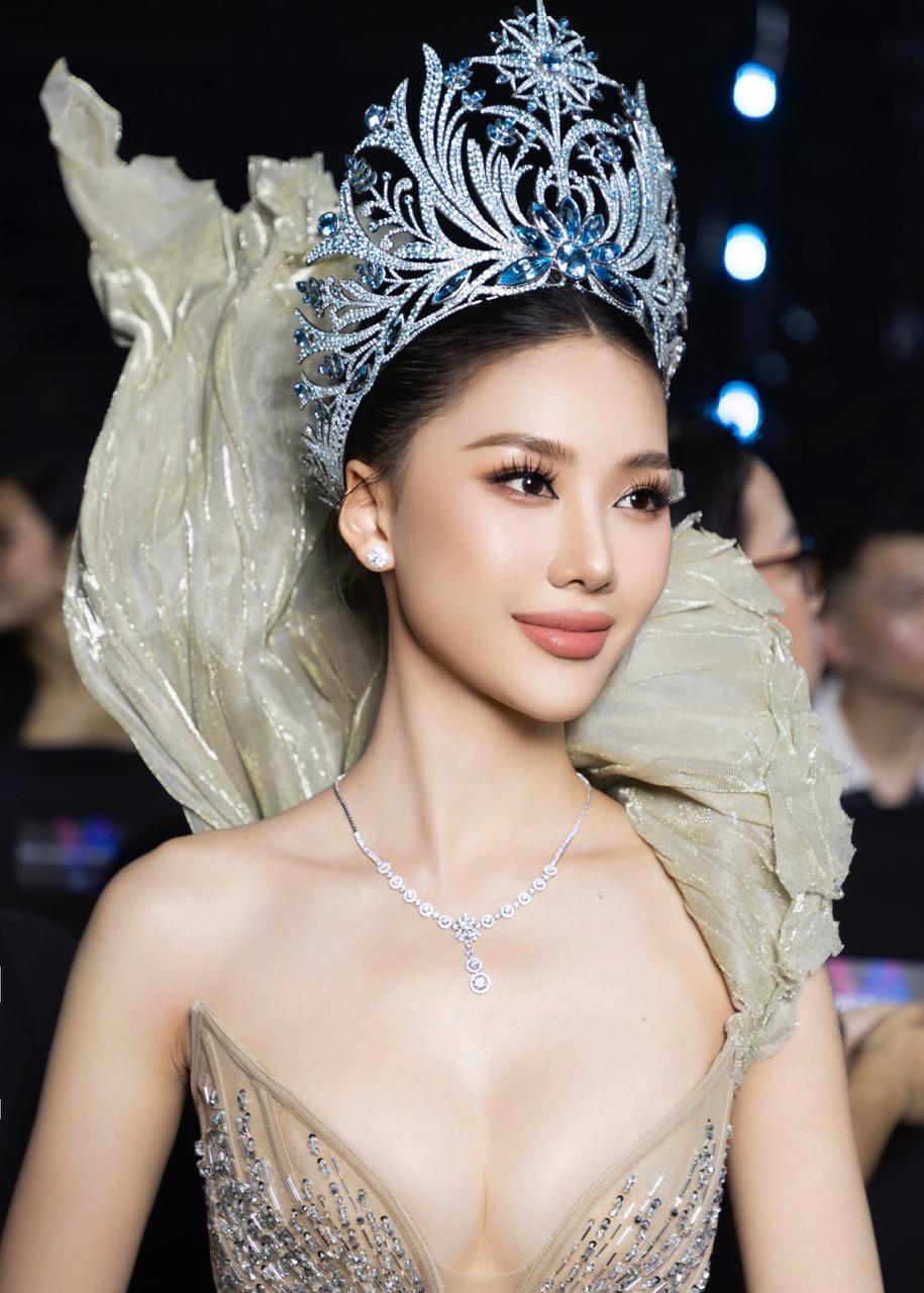 Duong kim Hoa hau Bui Quynh Hoa xuat hien tren san khau Miss Universe Vietnam voi man final walk - danh dau cot moc chinh thuc ket thuc nhiem ky nhieu mau sac.  