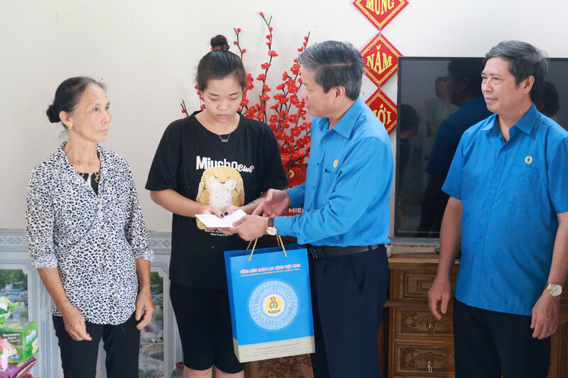 Phó Chủ tịch Tổng LĐLĐVN Huỳnh Thanh Xuân trao kinh phí hỗ trợ cho gia đình chị Nguyễn Thảo Phương. Ảnh: Quyết Chiến 