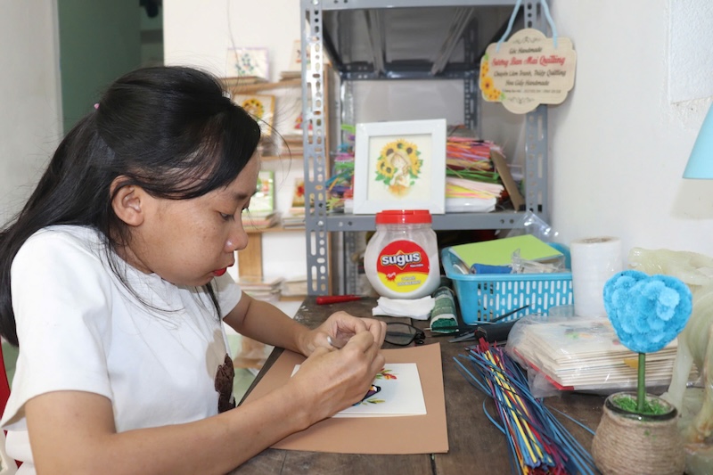 Phụ nữ Đà Nẵng giúp mẹ đơn thân vượt khó. Ảnh: Nguyễn Linh