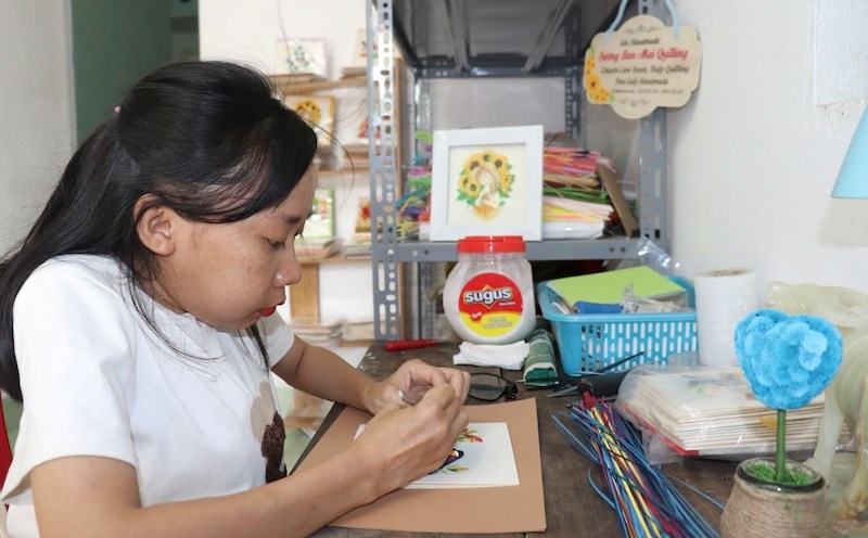 Phụ nữ Đà Nẵng giúp mẹ đơn thân vượt khó. Ảnh: Nguyễn Linh