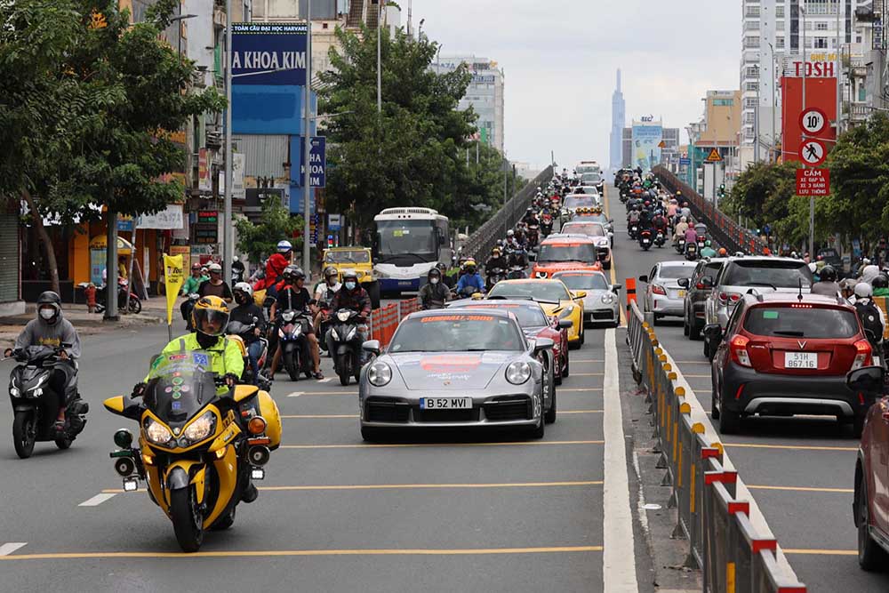 Đoàn siêu xe di chuyển tại TPHCM. Ảnh: Gumball 3000