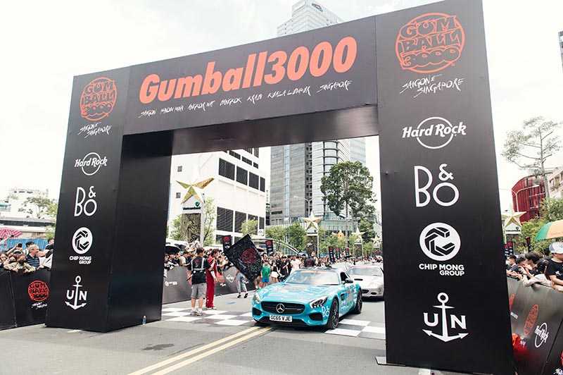 Các siêu xe lần lượt rời khỏi đại lộ Lê Lợi. Ảnh: Gumball 3000