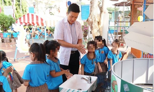 Lực lượng Y tế tỉnh Đắk Lắk hướng dẫn trẻ em cách phòng chống dịch bệnh truyền nhiễm. Ảnh: Bảo Trung