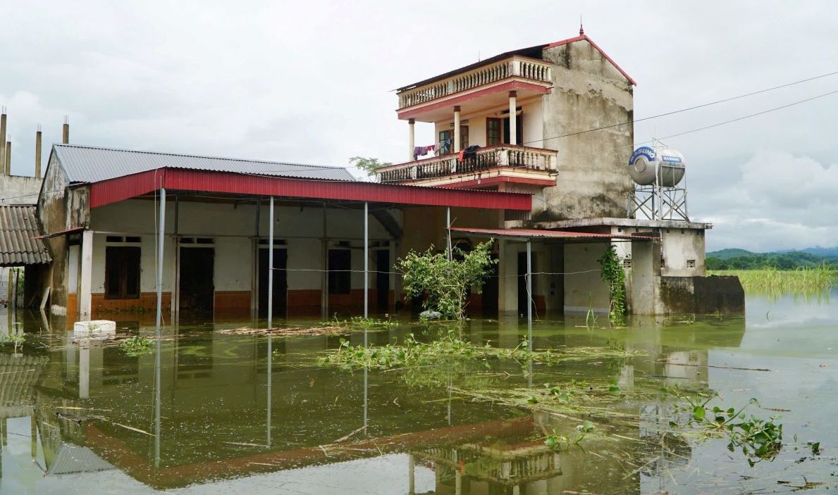 Trước đó do nước lũ sông Bưởi dâng cao khiến hàng trăm hộ dân (ở huyện Thạch Thành) bị ngập sâu. Ảnh: Minh Hoàng