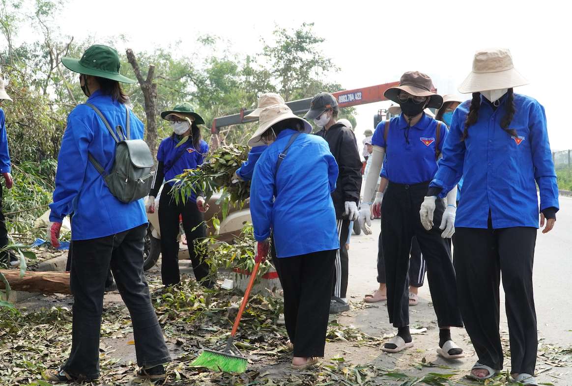 Thanh niên ra quân, chung sức khắc phục hậu quả của bão số 3. Ảnh: Tường Vân