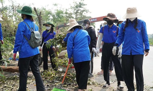 Thanh niên ra quân, chung sức khắc phục hậu quả của bão số 3. Ảnh: Tường Vân