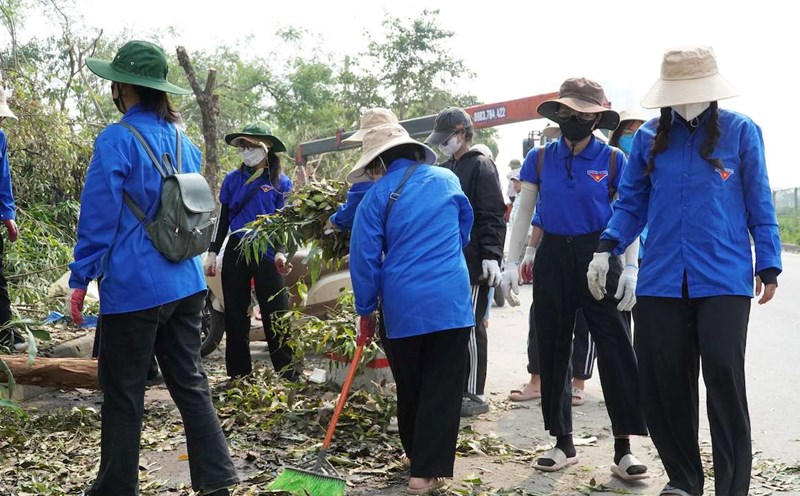 Thanh niên ra quân, chung sức khắc phục hậu quả của bão số 3. Ảnh: Tường Vân