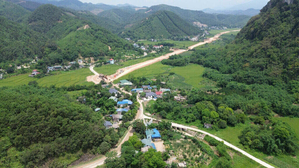 HĐND tỉnh Hòa Bình vừa phê duyệt chủ trương chuyển mục đích sử dụng đất rừng để thực hiện dự án Đường liên kết vùng nối 4.000 tỉ đồng. Ảnh: Minh Nguyễn