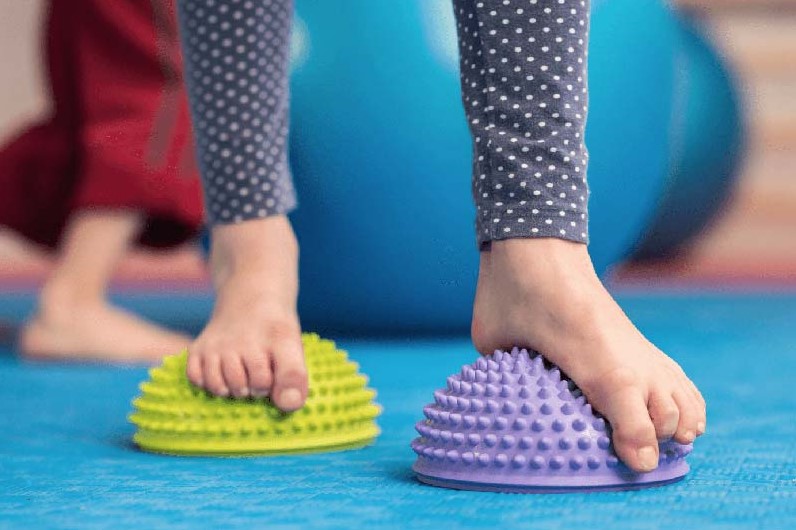 Một số bài tập hữu ích sẽ giúp trẻ khắc phục hiện tượng bàn chân bẹt. Ảnh: Pixabay
