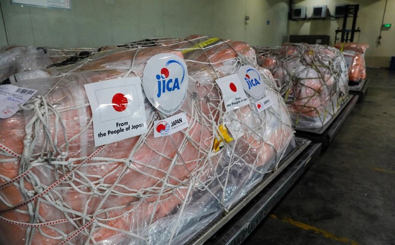 Hàng viện trợ của Nhật Bản giúp người dân Việt Nam khắc phục hậu quả bão số 3 về tới sân bay Nội Bài. Ảnh: JICA