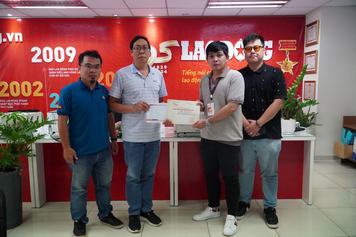 Đại diện startup công nghệ Phygital Labs trao hỗ trợ bà con vùng lũ thông qua Quỹ Tấm lòng Vàng Lao Động. Ảnh: Anh Tú