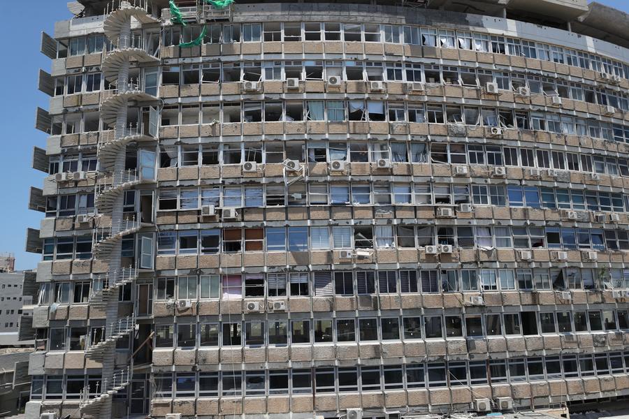 Một tòa nhà bị hư hại trong cuộc tấn công bằng máy bay không người lái của Houthi ở Tel Aviv, Israel, ngày 19.7.2024. Ảnh: Xinhua