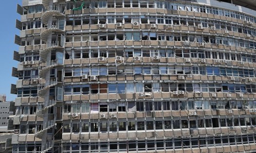 Một tòa nhà bị hư hại trong cuộc tấn công bằng máy bay không người lái của Houthi ở Tel Aviv, Israel, ngày 19.7.2024. Ảnh: Xinhua