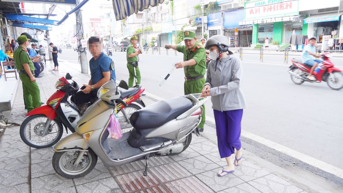 Tại địa điểm này, Ban ATGT TP Cần Thơ đã phối hợp với các đơn vị liên quan kiểm tra, xử lý nghiêm các trường hợp đi ngược chiều trên đường Trần Hoàng Na. Tuy nhiên, sau khi vắng bóng lực lượng chức năng thì đâu lại vào đó. 