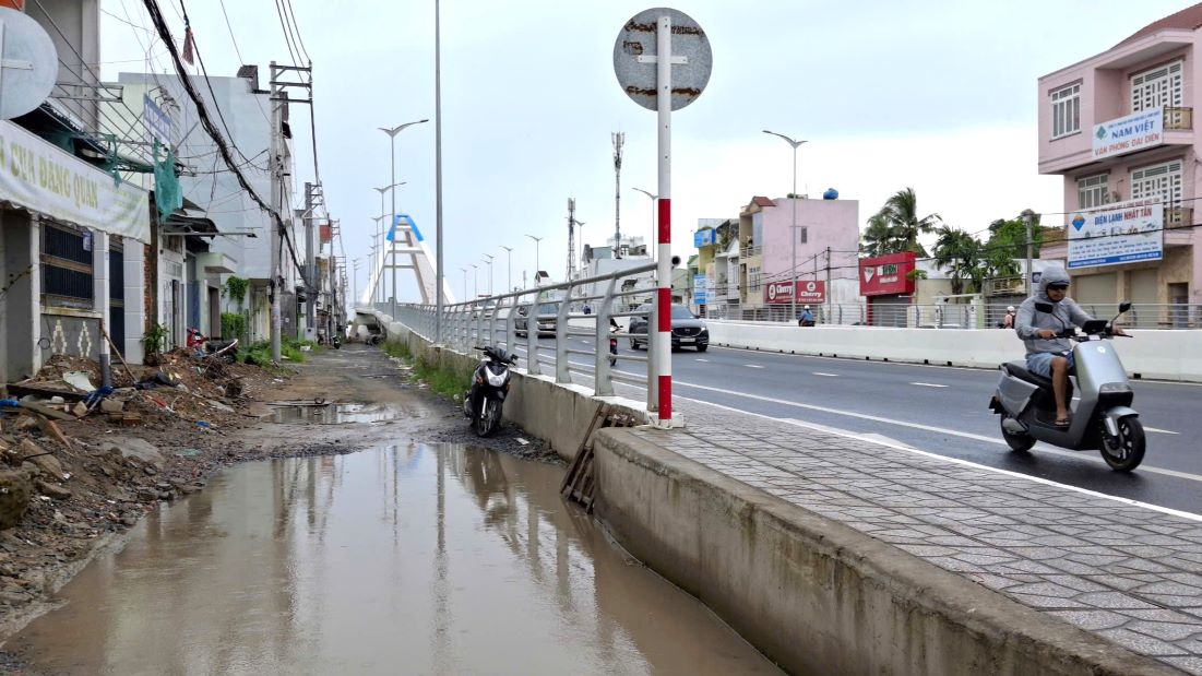 Chị Hiền Thu sinh sống trong hẻm 50 Trần Hoàng Na cho biết, trước kia, chị đi làm về thường đi vào đường dân sinh chân cầu Trần Hoàng Na. Nay đường đã bị rào chắn một phần nên chị và nhiều người dân khác phải đi qua cầu Trần Hoàng Na mới về nhà và điều đó rất mất thời gian, bất tiện.