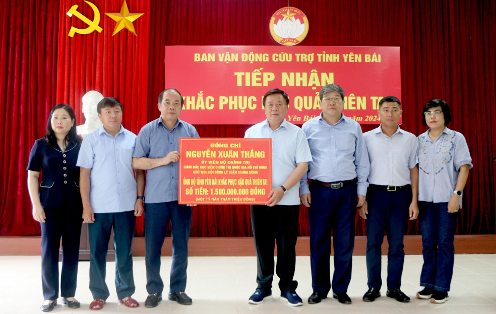 Giam doc Hoc vien Chinh tri Quoc gia Ho Chi Minh Nguyen Xuan Thang trao ho tro tinh Yen Bai 1,5 ti dong de khac phuc hau qua thien tai. Anh: Manh Cuong