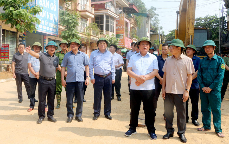 Ông Nguyễn Xuân Thắng kiểm tra tình hình khắc phục hậu quả mưa lũ và sạt lở đất tại tổ 2, phường Yên Ninh, thành phố Yên Bái. Ảnh: Mạnh Cường