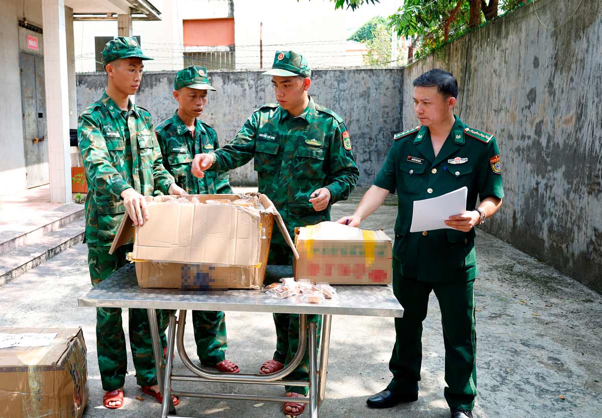 Tổ công tác lực lượng biên phòng kiểm đếm số bánh trung thu. Ảnh: Cổng TTĐT Móng Cái