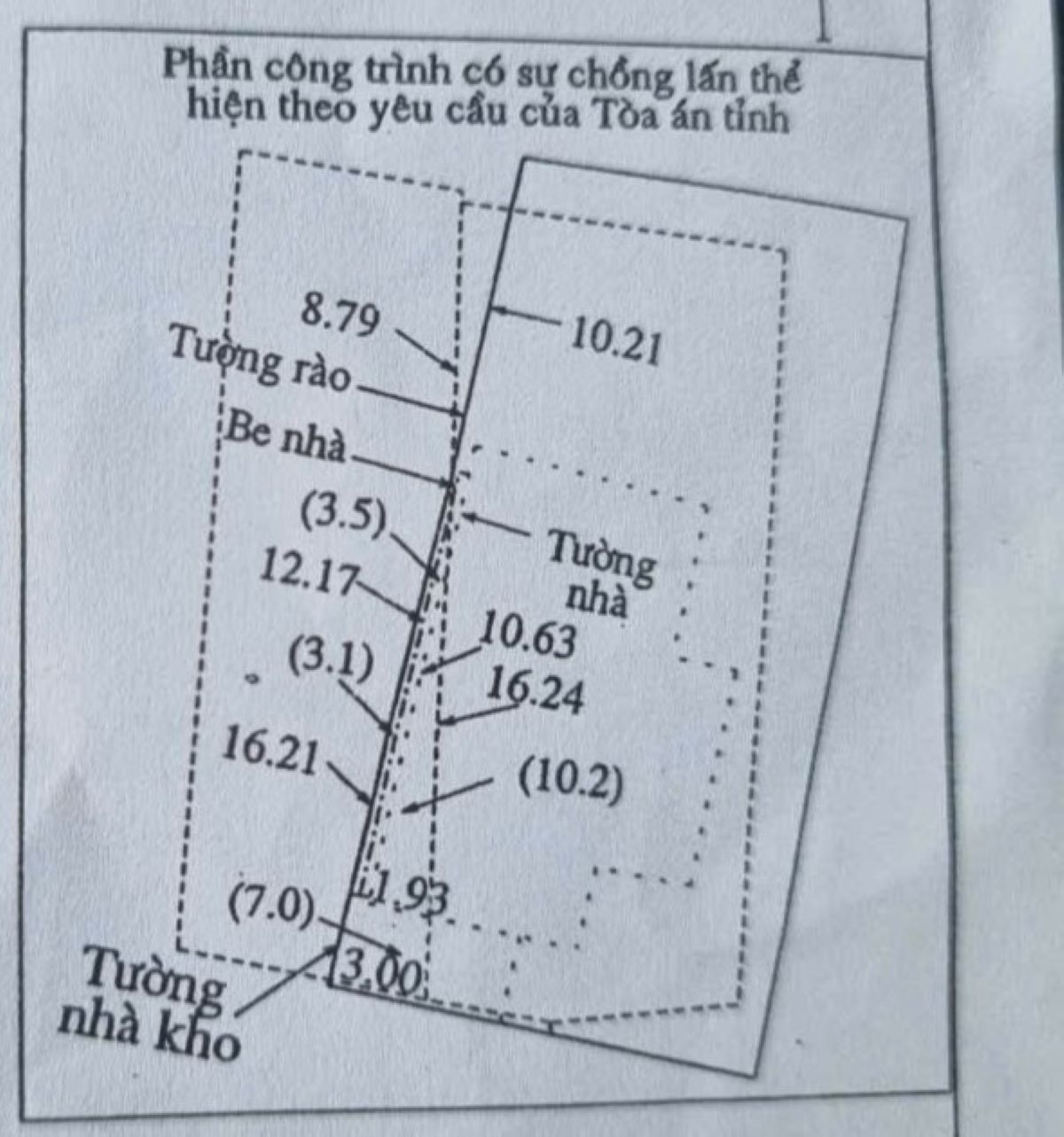 Thửa đất được cấp sổ đỏ của bà Mai (phần gạch đứt bên trái) và hiện trạng xây dựng của nhà hàng xóm (phần gạch liền bên phải). Ảnh: Hưng Thơ.