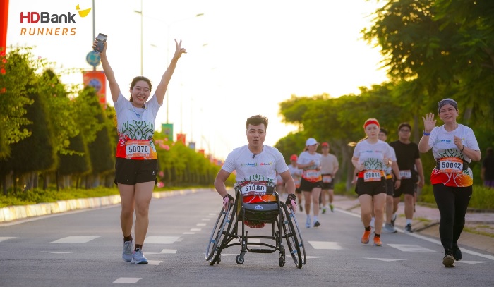 Giải chạy thu hút nhiều vận động viên chuyên nghiệp tham gia cự ly 42 km như Triệu Tiến Luyện, Nong Chang, Huỳnh Anh Khôi và Đặng Anh Quyết, hay VĐV Tô Đình Khánh tham gia cự ly 5km bằng xe lăn và về đích sau 49 phút. Ảnh HDBank