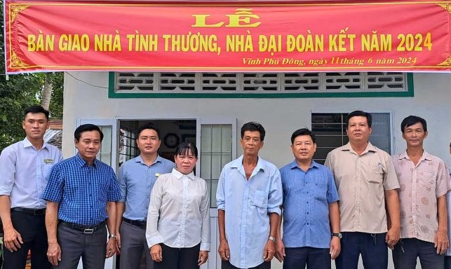 Bàn giao nhà tình thương cho hộ nghèo, khó khăn về nhà ở tại huyện Phước Long, tỉnh Bạc Liêu. Ảnh: Nhật Hồ