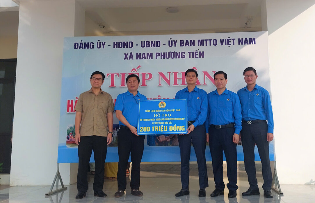 Trao hỗ trợ đoàn viên, người lao động huyện Chương Mỹ 200 triệu đồng. Ảnh: Ngọc Ánh