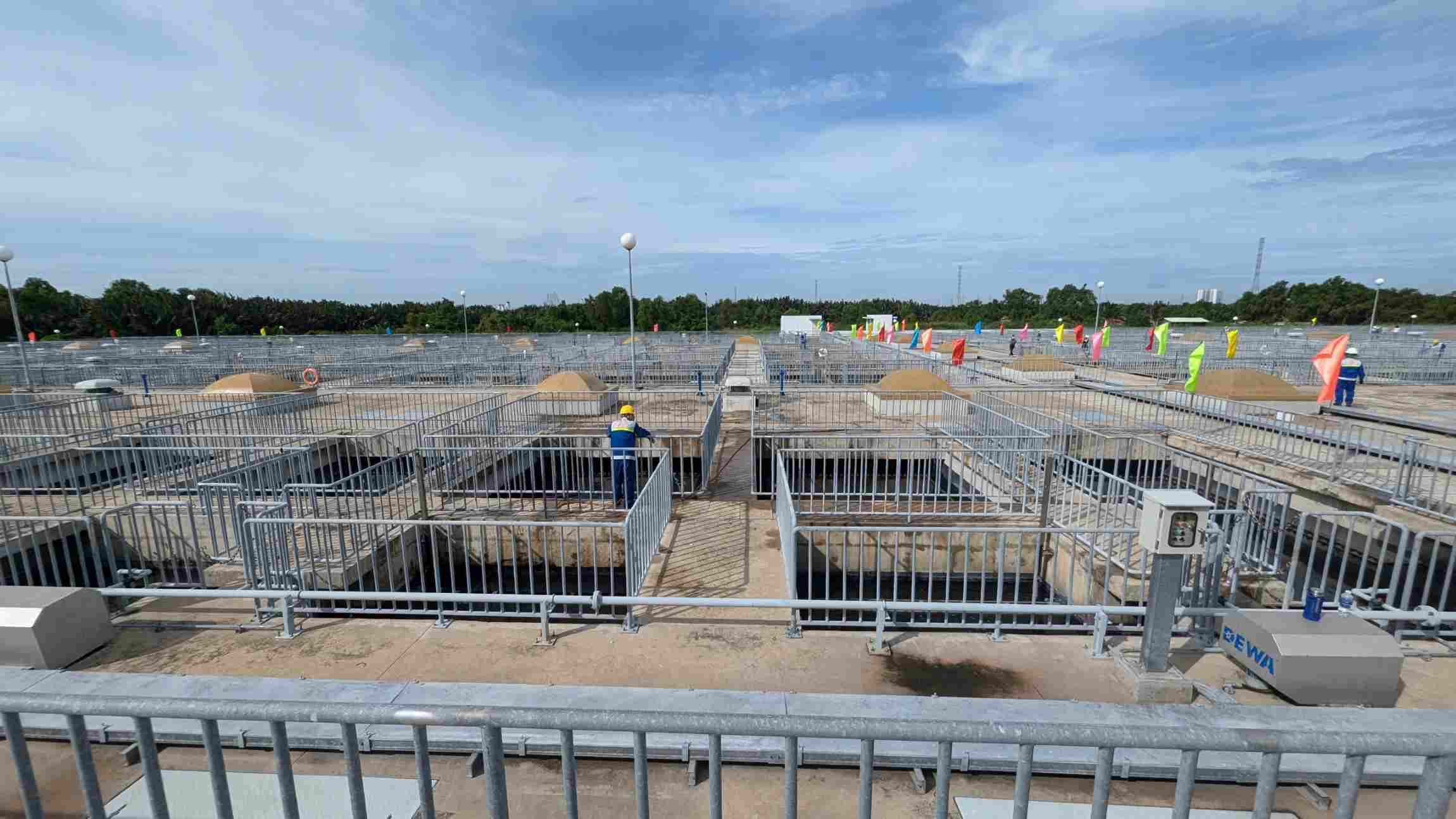 Nhà máy nước thải Bình Hưng giúp kênh Tàu Hủ - Bến Nghé - Đôi - Tẻ lấy lại màu xanh. Ảnh: Anh Tú