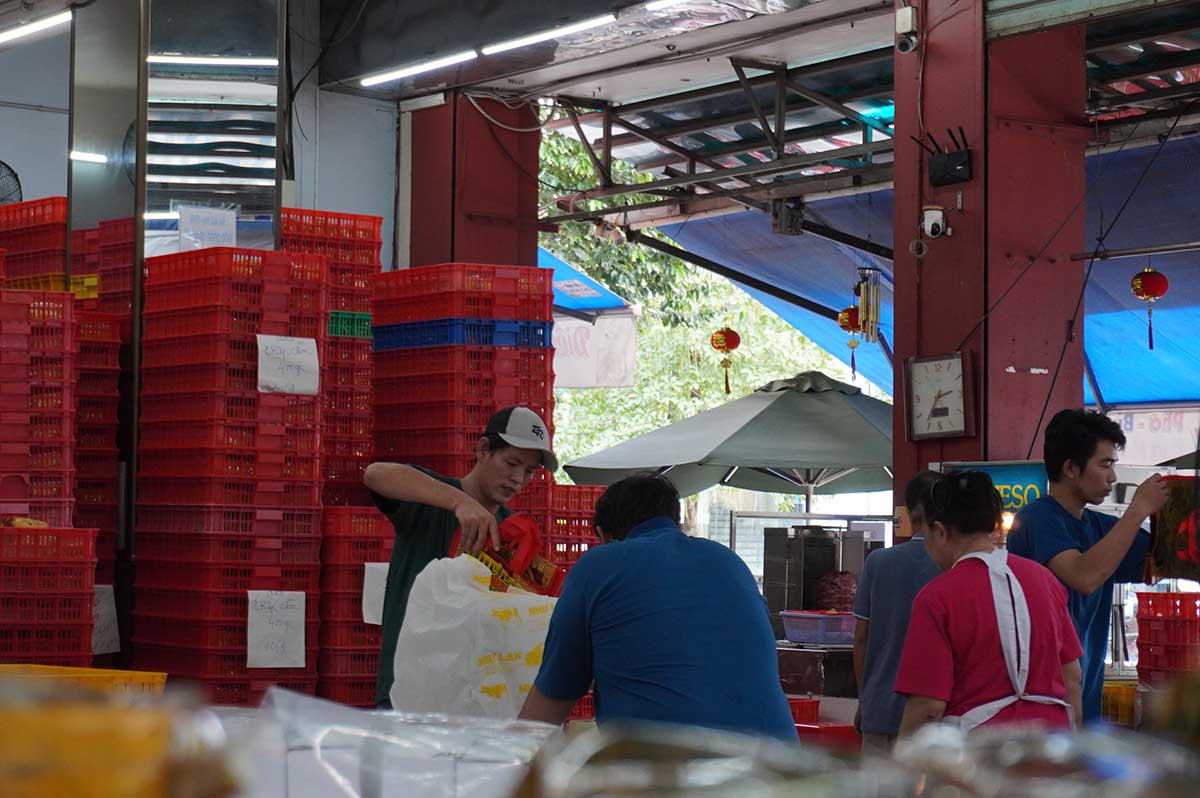 Ben trong, cac nhan vien tat bat chuan bi don phuc vu khach.