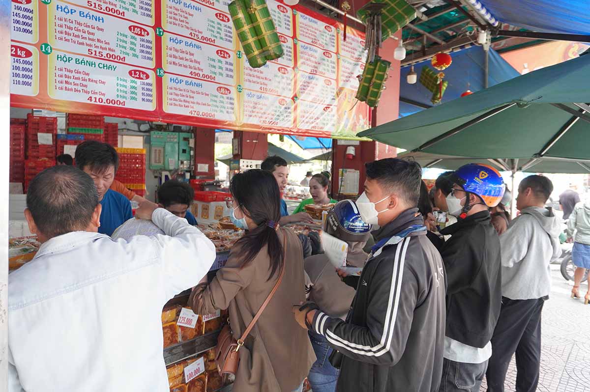 Ghi nhan cua Lao dong, tai mot hieu banh Trung thu noi tieng o Quan 1, TPHCM luon dong nghit khach den mua. 