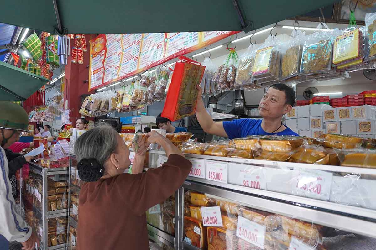 Ba Tran Thi Men (Quan 4) chia se, ba da mua banh o day duoc khoang 50 nam, tu khi banh con la co so nho. “Toi thich huong vi banh o day, may chuc nam nay huong vi van khong thay doi, rat dac biet“, ba Men noi.