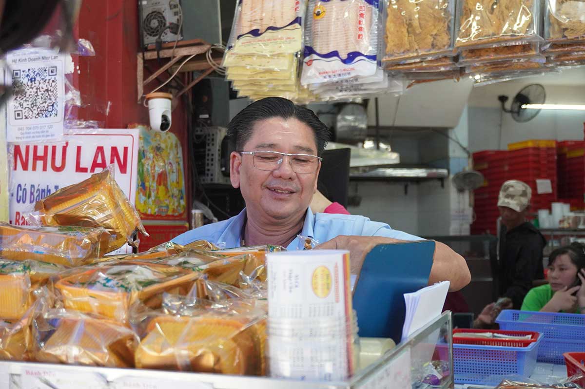 Cửa hàng bánh này cho biết, năm nay bán chạy nhất là bánh thập cẩm và bánh tiramisu. Hiện tại, 2 loại bánh này luôn cháy hàng. Ngoài ra, có các loại bánh khác như bánh dẻo, bánh chay... khách hàng khá ưa chuộng.