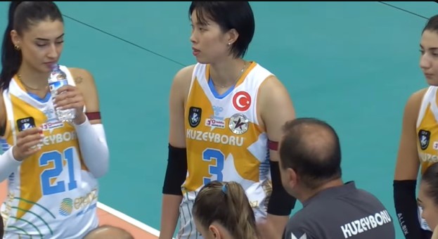 Thanh Thúy và các đồng đội Kuzeyboru trong thời gian hội ý. Ảnh: Cắt từ video