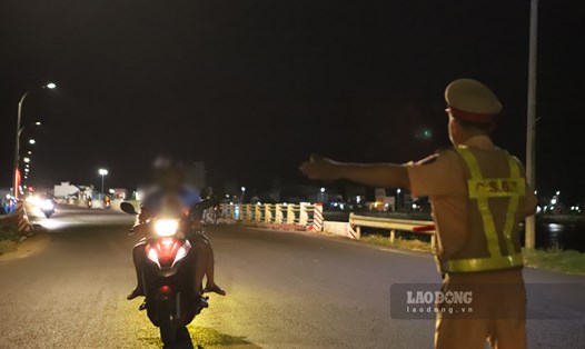 Lực lượng CSGT tỉnh Bình Định ra quân kiểm tra, xử lý các phương tiện vi phạm trật tự, an toàn giao thông. Ảnh: Hoài Luân