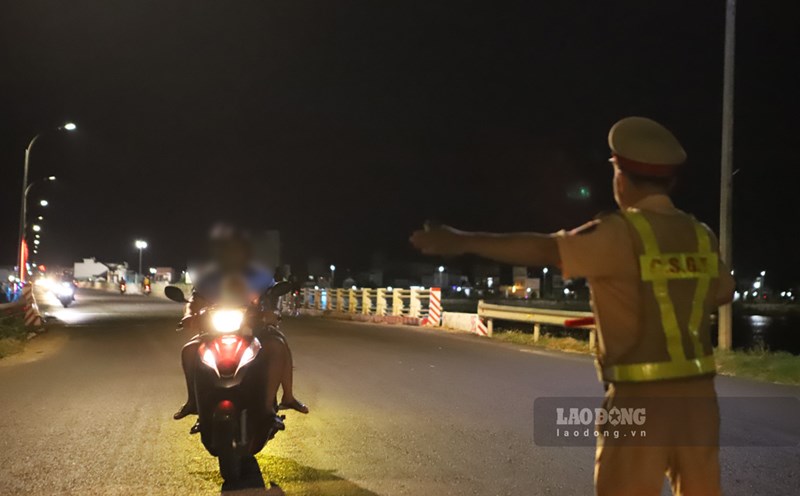 Lực lượng CSGT tỉnh Bình Định ra quân kiểm tra, xử lý các phương tiện vi phạm trật tự, an toàn giao thông. Ảnh: Hoài Luân