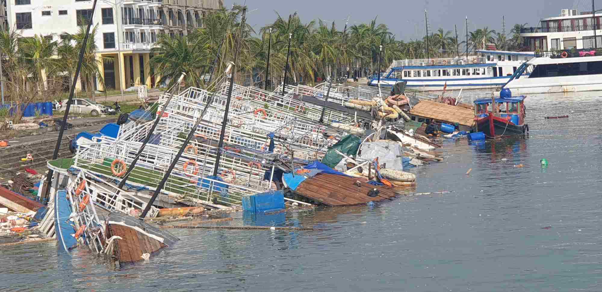 Hàng loạt tàu du lịch đắm tại nơi neo đậu Cảng tàu khách quốc tế Tuần Châu. Ảnh: Nguyễn Hùng