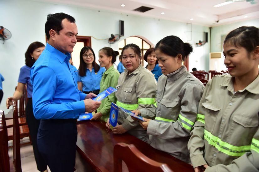 Ủy viên Trung ương Đảng, Chủ tịch Tổng LĐLĐVN Nguyễn Đình Khang thăm hỏi, tặng quà NLĐ của Công ty Cổ phần môi trường đô thị Tuyên Quang. Ảnh: Văn Tùng