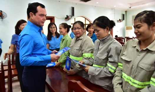 Ủy viên Trung ương Đảng, Chủ tịch Tổng LĐLĐVN Nguyễn Đình Khang thăm hỏi, tặng quà NLĐ của Công ty Cổ phần môi trường đô thị Tuyên Quang. Ảnh: Văn Tùng