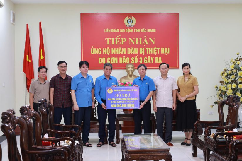 Phó Chủ tịch Tổng LĐLĐVN Huỳnh Thanh Xuân (thứ 4 từ trái qua) trao 500 triệu đồng hỗ trợ đoàn viên, người lao động tỉnh Bắc Giang bị thiệt hại do bão số 3 và lũ lụt. Ảnh: Quyết Chiến
