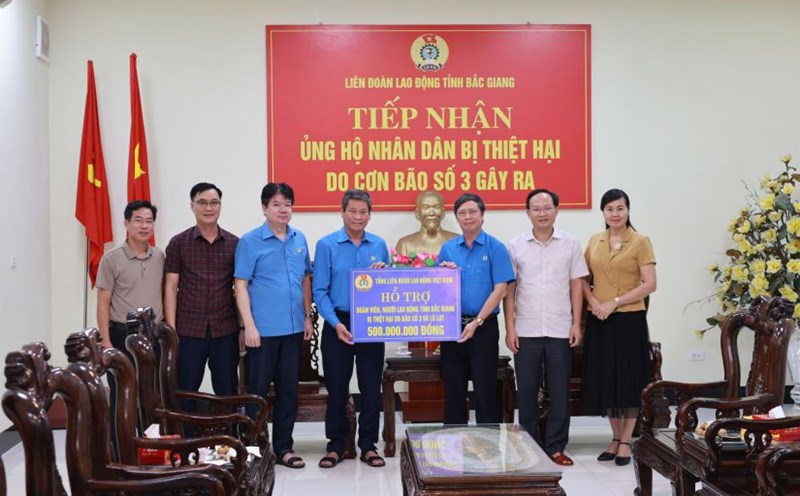 Phó Chủ tịch Tổng LĐLĐVN Huỳnh Thanh Xuân (thứ 4 từ trái qua) trao 500 triệu đồng hỗ trợ đoàn viên, người lao động tỉnh Bắc Giang bị thiệt hại do bão số 3 và lũ lụt. Ảnh: Quyết Chiến