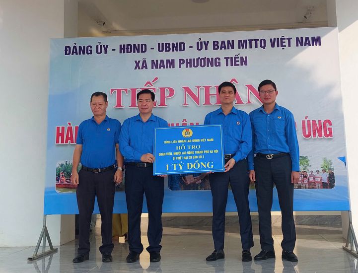Phó Chủ tịch Tổng LĐLĐVN Ngọ Duy Hiểu (thứ 2 từ phải sang) trao biển hỗ trợ 1 tỉ đồng hỗ trợ đoàn viên, NLĐ Thành phố Hà Nội bị thiệt hại do cơn bão số 3. Ảnh: Ngọc Ánh