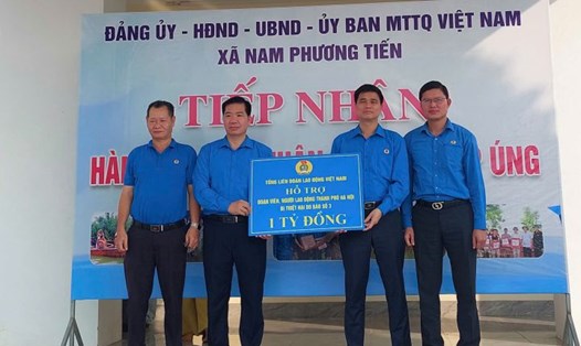 Phó Chủ tịch Tổng LĐLĐVN Ngọ Duy Hiểu (thứ 2 từ phải sang) trao biển hỗ trợ 1 tỉ đồng hỗ trợ đoàn viên, NLĐ Thành phố Hà Nội bị thiệt hại do cơn bão số 3. Ảnh: Ngọc Ánh