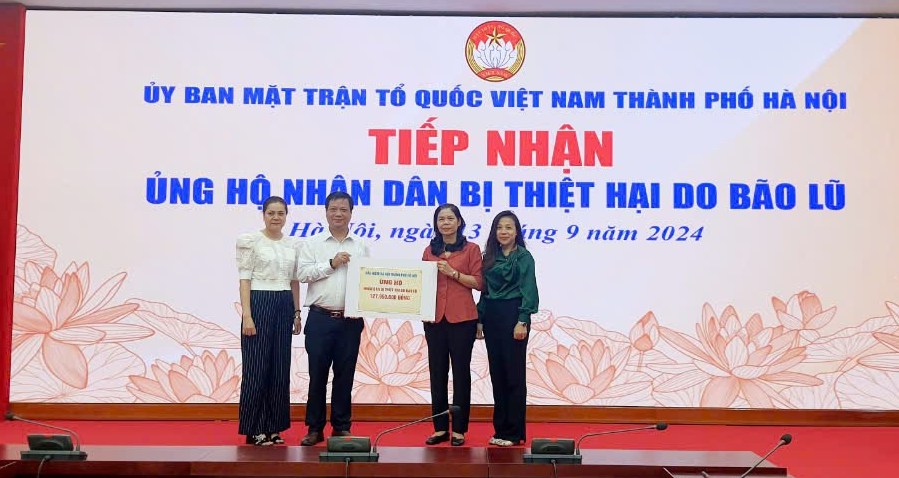 Đại diện lãnh đạo BHXH TP Hà Nội trao tiền ủng hộ đồng bào vùng bão lũ. Ảnh: BHXH TP Hà Nội
