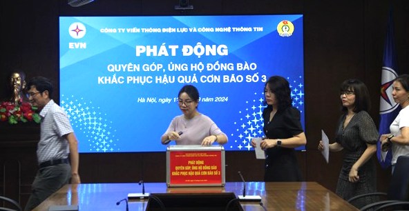 Cán bộ, đoàn viên công đoàn Công ty Viễn thông Điện lực và Công nghệ thông tin ủng hộ đồng bào bị thiệt hại do bão số 3. Ảnh: CĐĐLVN