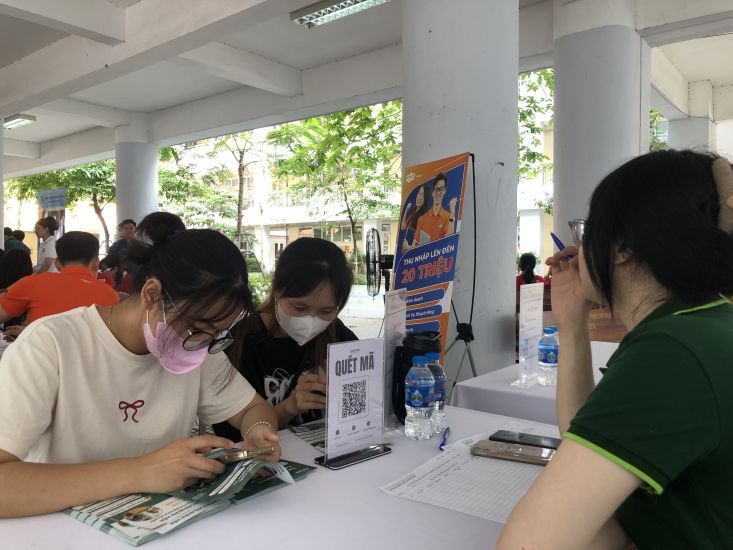 Người lao động tìm hiểu thông tin tại một phiên giao dịch việc làm ở Hà Nội. Ảnh: Bảo Hân